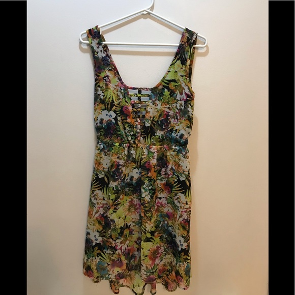 Beautiful and Fun Floral Dress - Picture 2 of 5